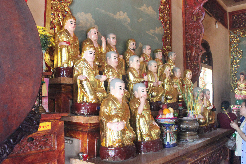 Buddha statues at Bà pagoda