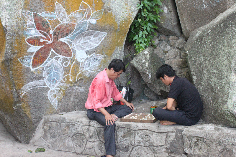 Men playing chess on Bà Đen mountain