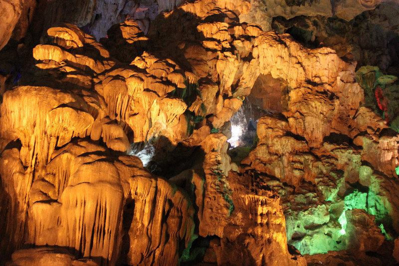 Inside Thiên Cung cave