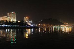 Bãi Cháy city at night