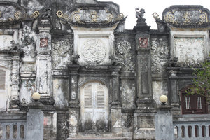 An old wall at Cửa Ông temple