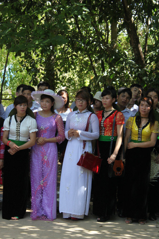 Students from Sơn La province visiting Sen village