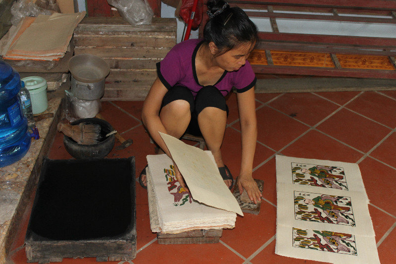 Making woodblock painting in Đông Hồ village