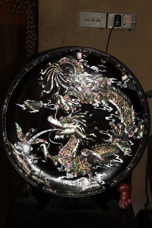 A big plate with mother-of-pearl mosaic