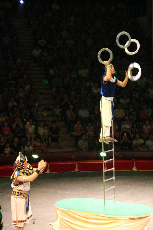 Juggling while balancing on a ladder