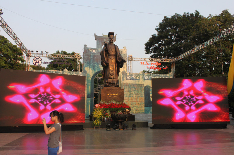 Statue of King Lý Thái Tổ 