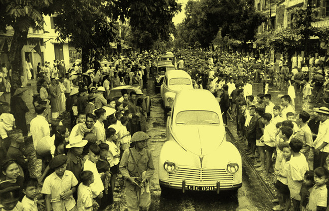 The Hanoians greeted soldiers with their cars (Oct 1954)