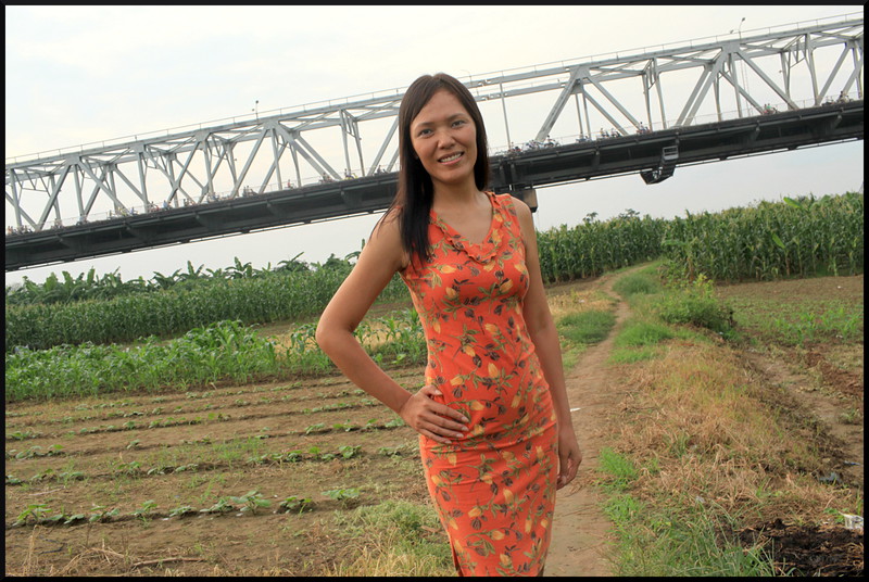 Me and Long Biên bridge over the Red River
