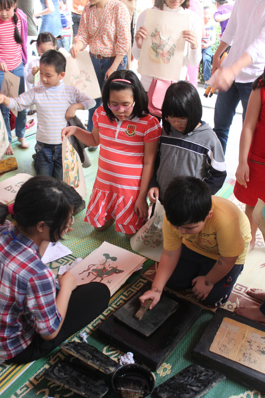 Making woodblock painting at the Museum of Ethnology