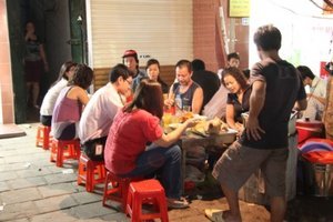 alfresco eating, Vietnam style 