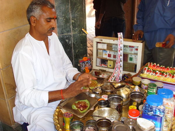 Man making Pan in Mumbai
