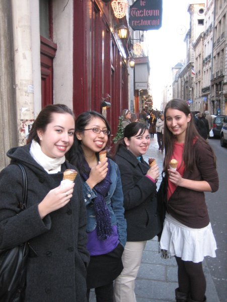 Girls with Berthillon ice cream