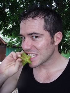 Darian goute au fruit local 'le Jack Fruit'