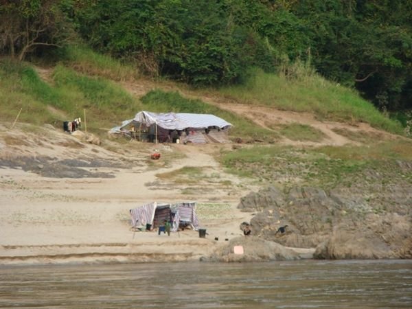 Village de pêcheurs le long du fleuve