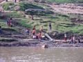 Des enfants jouant aux abords du fleuve