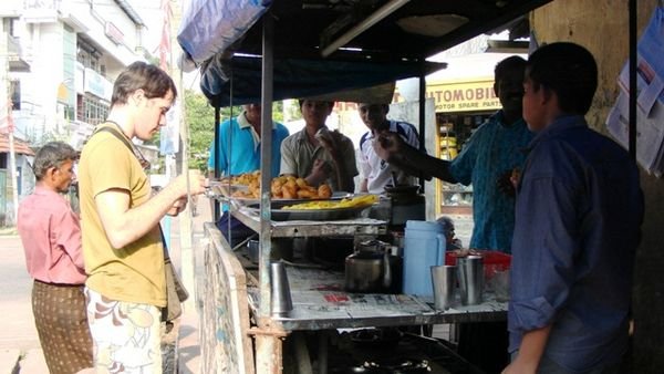 Scène de vie quotidienne dans les rues de Fort Cochin