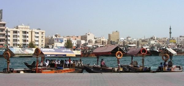 Dubai est construit autour d'une crique dont les deux rives, Deira et Bur Dubai, sont reliées par des 'Abras', bateau-taxis