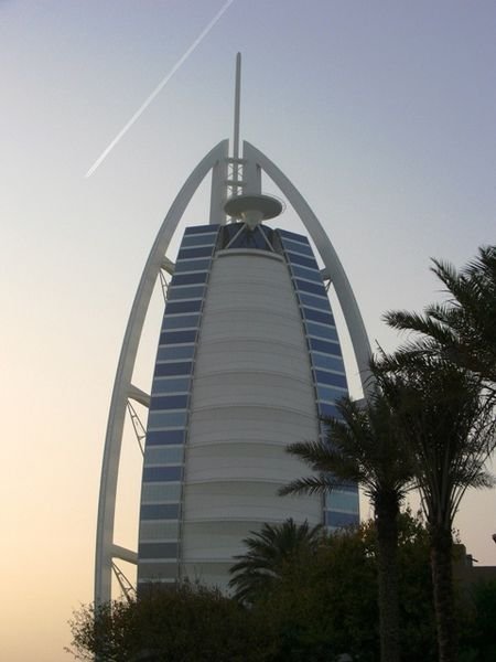 Coucher de soleil sur une autre grande icône de Dubai, le Burj Al Arab, le seul hôtel 7 étoiles au monde