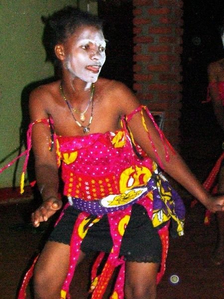 Spectacle de danse africaine le soir à notre campement
