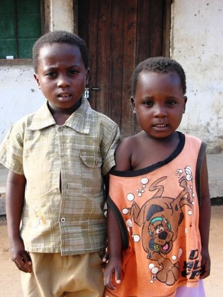 Deux petits garçons du village de Kande Beach