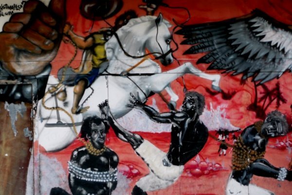 Quelques exemples de frises retracant l'Histoire tragique de Salvador sur les murs du quartier