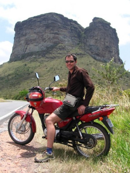 Mon motard prefere prenant la pose devant le mont "Morro do Pai Inacio"