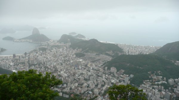 Vue sur Rio & la celebre montagne de "Pain de sucre" de la statue du Christ