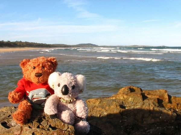 BYRON BAY: Ben & Kylie enjoying the sea breeze / Ben y Kylie disfrutando de la brisa marina