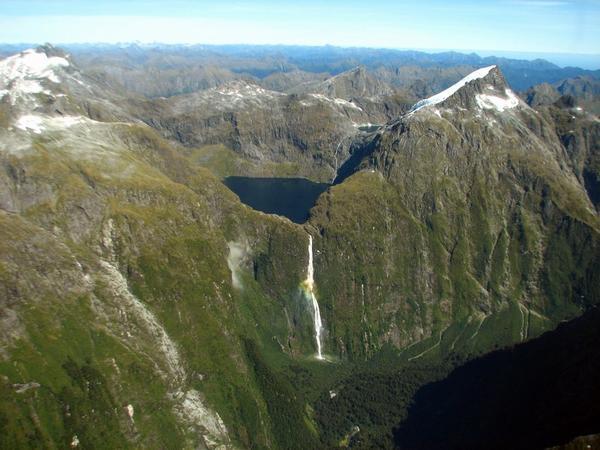 RETURN FLIGHT: Lake Quill and Sutherland Falls / VUELO DE REGRESO: Lago Quill y Salto Sutherland