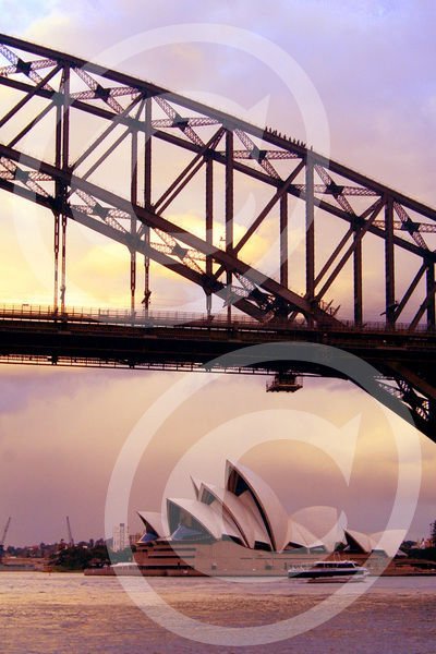 SYDNEY -  The Bridge over the Opera House / El Puente sobre la Casa de la Opera