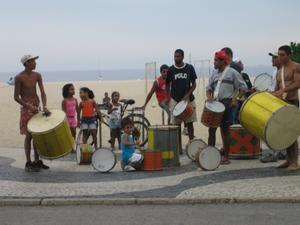 Music on the beach / Musica en la playa
