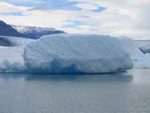 Spongy iceberg in front of Upsala / Témpano esponjoso delante del Upsala