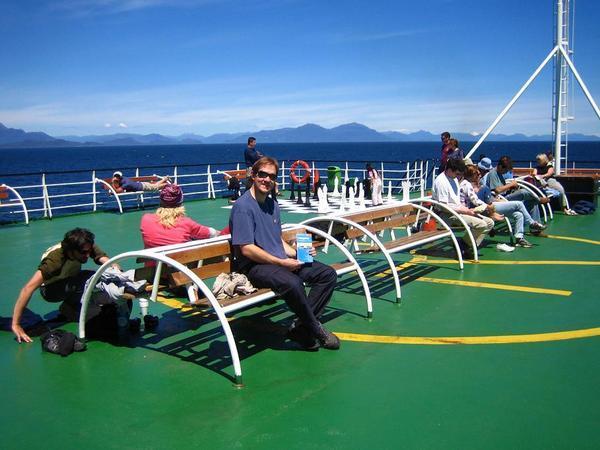 Chilling out on the deck / De relax en cubierta
