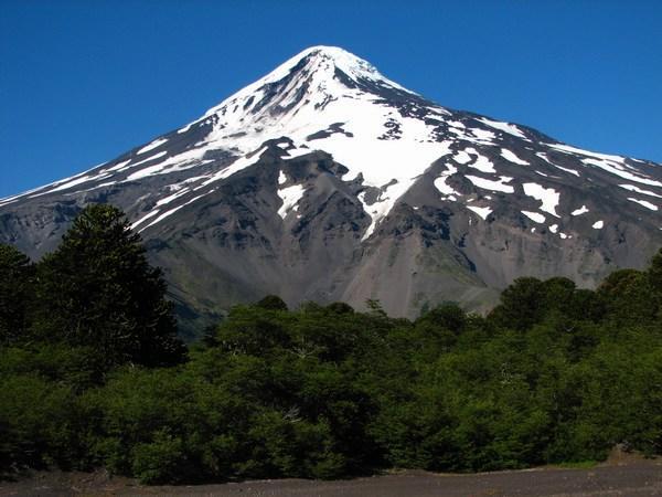 Volcán Lanin - from border crossing / desde la frontera