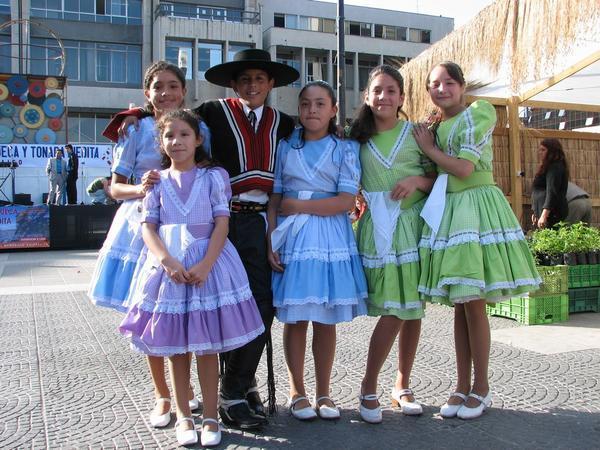 Valparaiso: And Girl dancers / Y Bailarinas