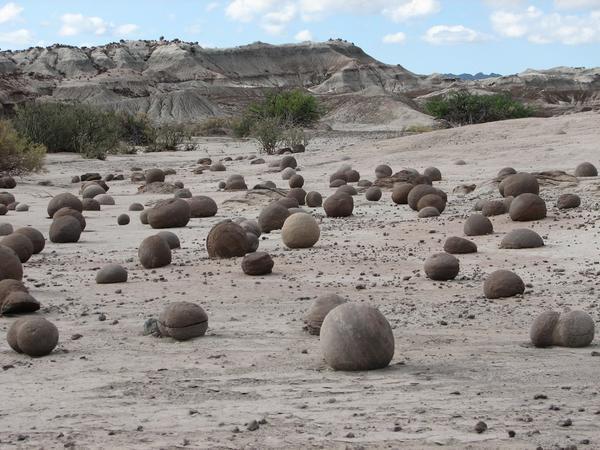 Balls in the desert / Bolas en el desierto