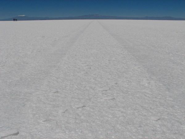 A "road" on the Salt Flat / Una "carretera" en el Salar