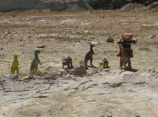 SUCRE - Ben making friends with the dinosaurs / Ben haciendo migas con los dinosaurios