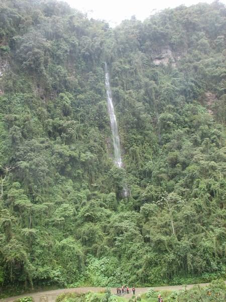 Stopping to admire the waterfall / Una parada para admirar la cascada