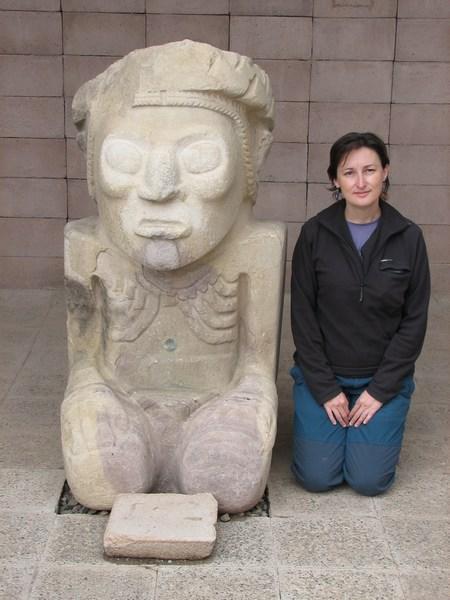 Tiwanaku: is that a yoga position? / ¿Es eso una postura de yoga?