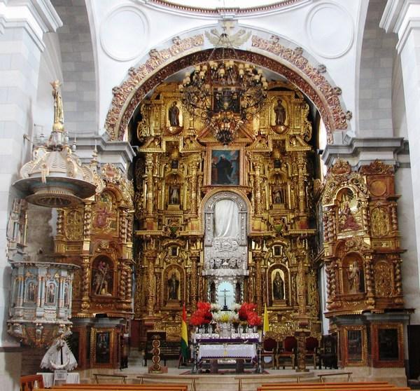 Copacabana: Cathedral interior / Interior de la Catedral