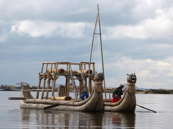 Uros Floating Islands: Typical totora reed boat / Islas Flotantes de los Uros: Barca típica de totora