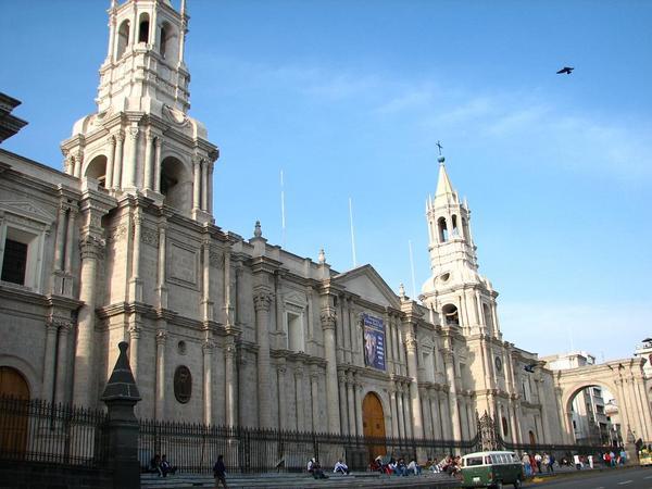 Arequipa: Cathedral Front / Frente de la Catedral