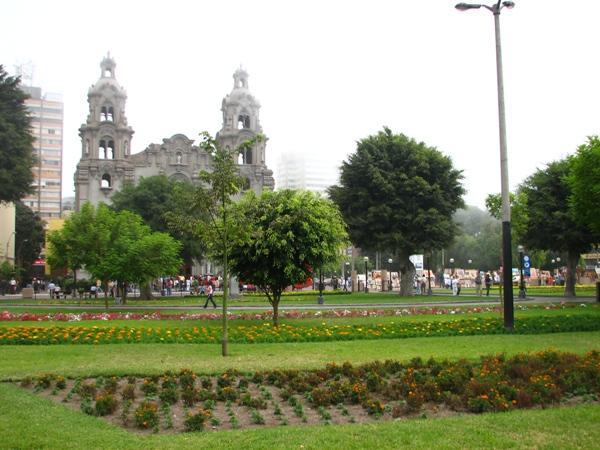 Lima, square in Miraflores / Lima, plaza en Miraflores