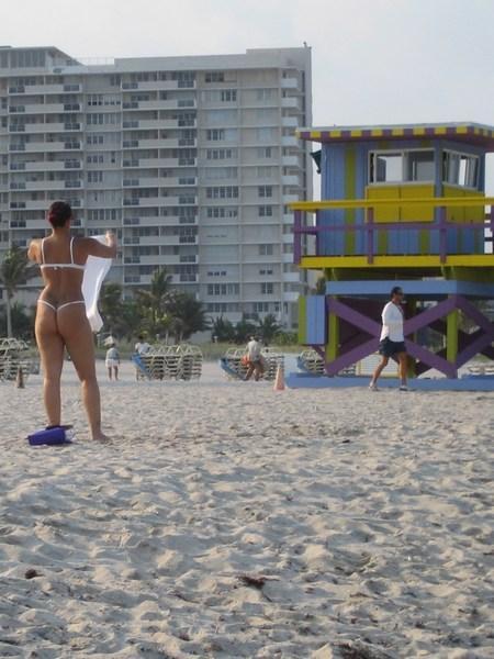 Miami South Beach: Teenie Weenie white bikini / Traje de baño de pequeño tamaño