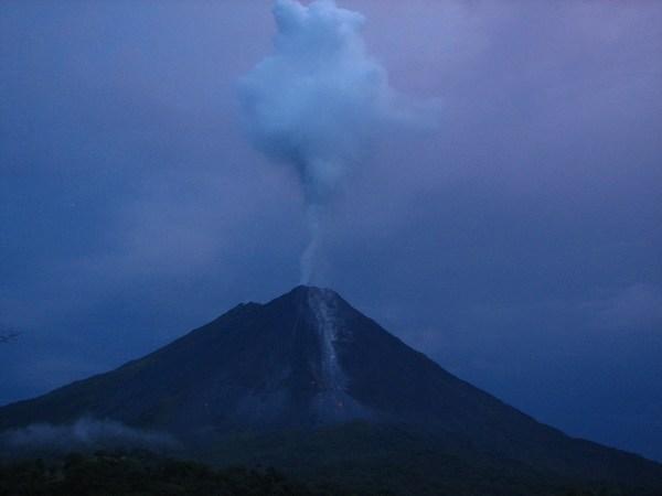 ARENAL: Smoking volcano / Volcán humeante