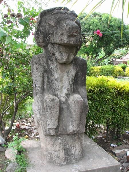 Ometepe: Monolith figure / Figura monolítica