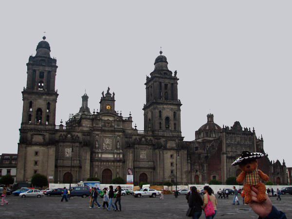 MEXICO CITY: Ben the Mariachi in front of the Cathedral / Ben el Mariachi frente a la Catedral