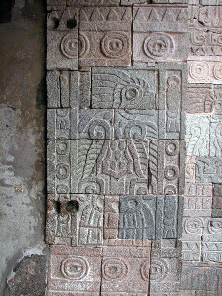TEOTIHUACAN:  Carved stone wall in one of the houses /  Pared de piedra labrada en una de las casas