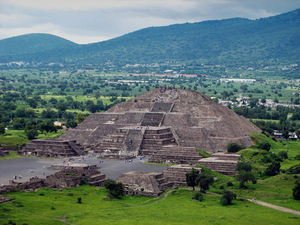 TEOTIHUACAN: Pyramid of the Moon from the Pyramid of the Sun / Pirámide de la Luna desde la del Sol